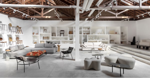 Foto panorâmica dentro do showroom da Boobam, lozalizado no bairro de Pinheiros, São Paulo, SP